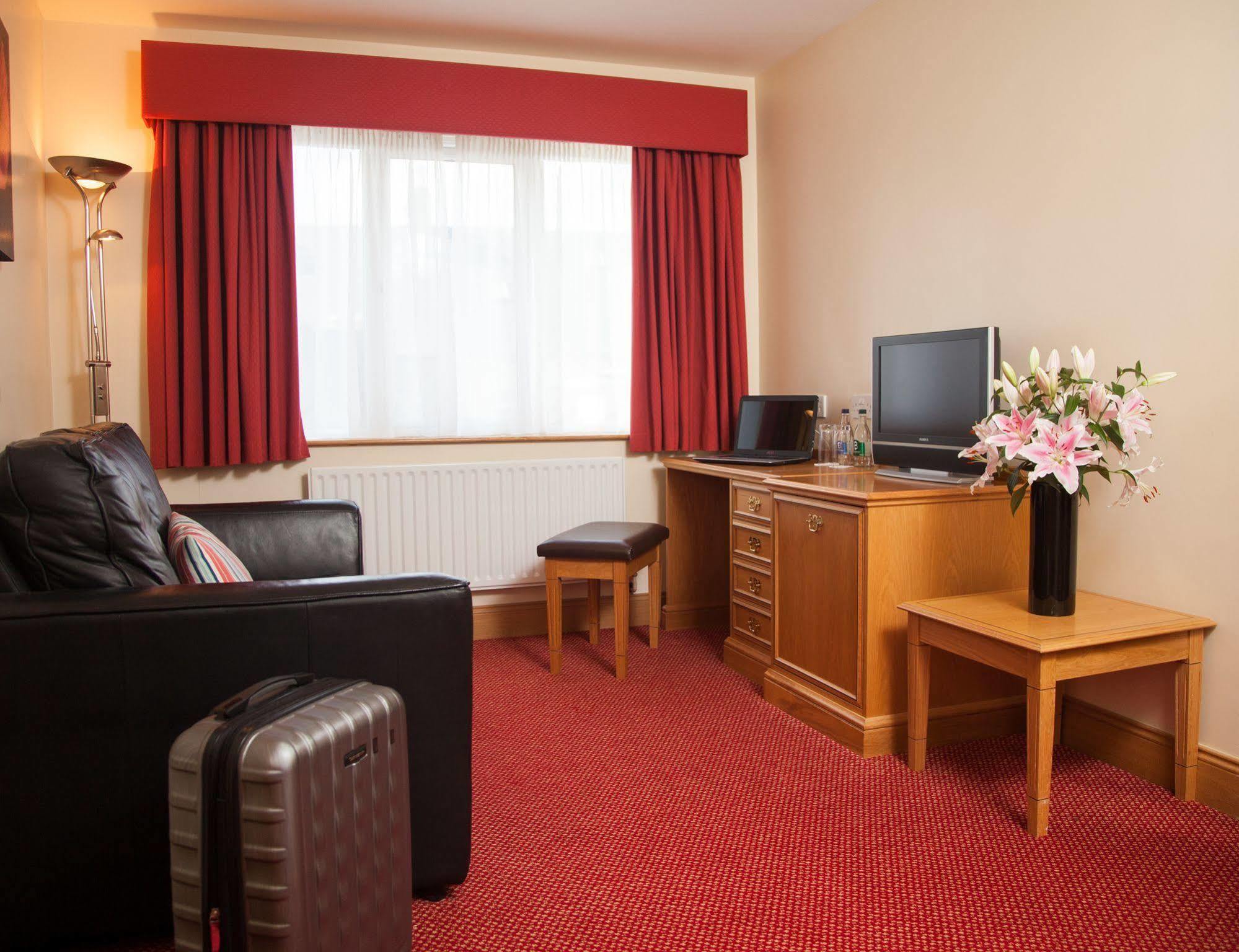 Отель Portrush Adelphi Экстерьер фото A typical hotel room
