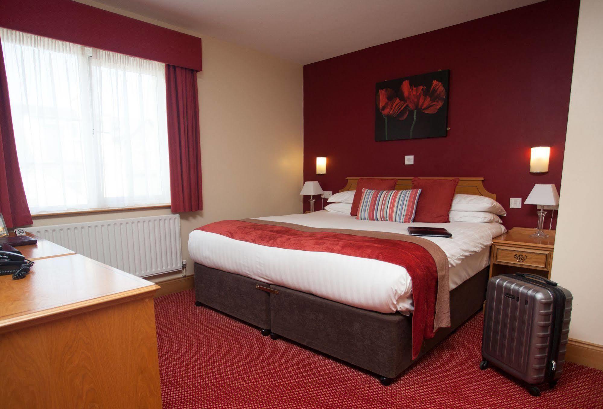 Отель Portrush Adelphi Экстерьер фото A typical bedroom at the hotel
